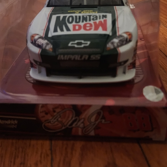 DALE EARNHARDT JR 88 Mountain Dew 1 24 Die Cast Car - Picture 4 of 4